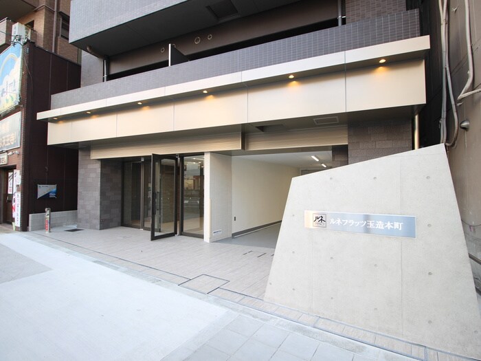 物件外観写真2　(エントランス部分)