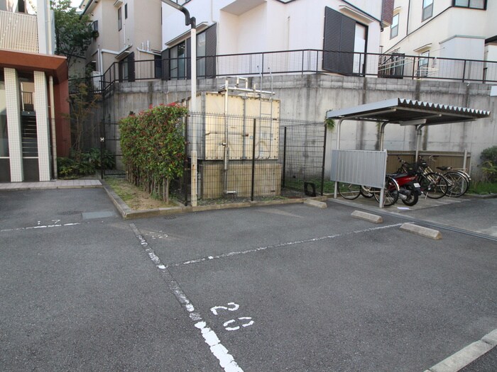 物件外観写真3　(駐車場)