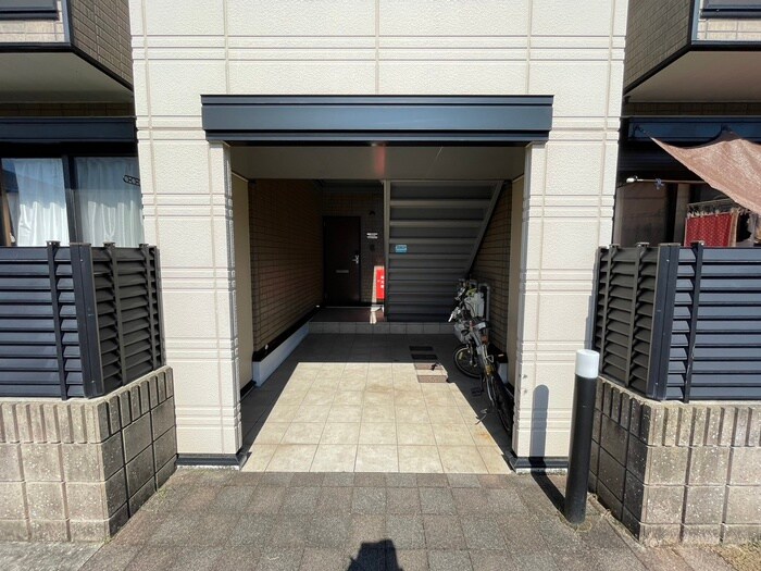 物件外観写真4　(エントランス部分)