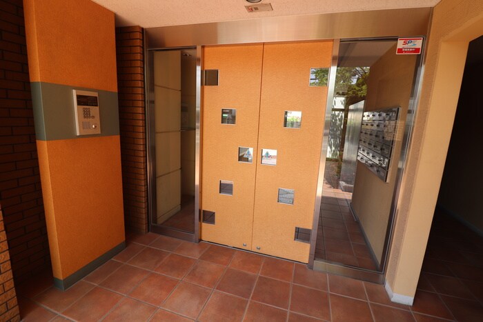 物件外観写真3　(エントランス部分)