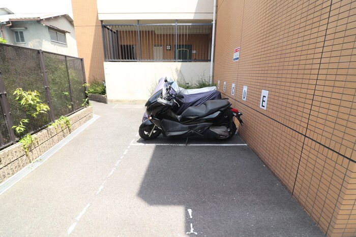 物件外観写真6　(バイク置き場)
