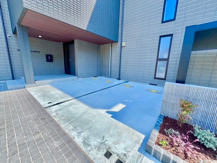 物件外観写真3　(駐車場)