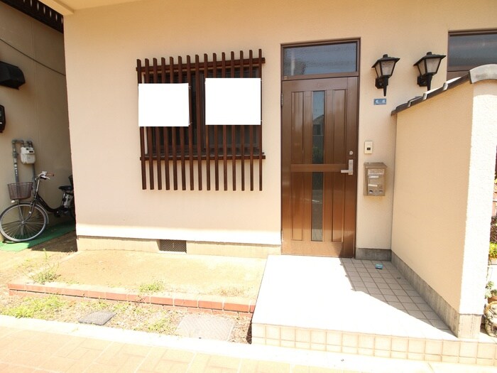 物件外観写真3　(エントランス部分)