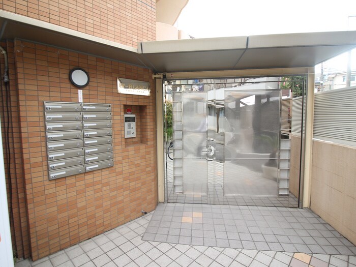 物件外観写真3　(エントランス部分)