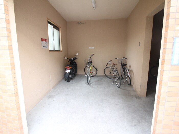 物件外観写真4　(駐輪場)