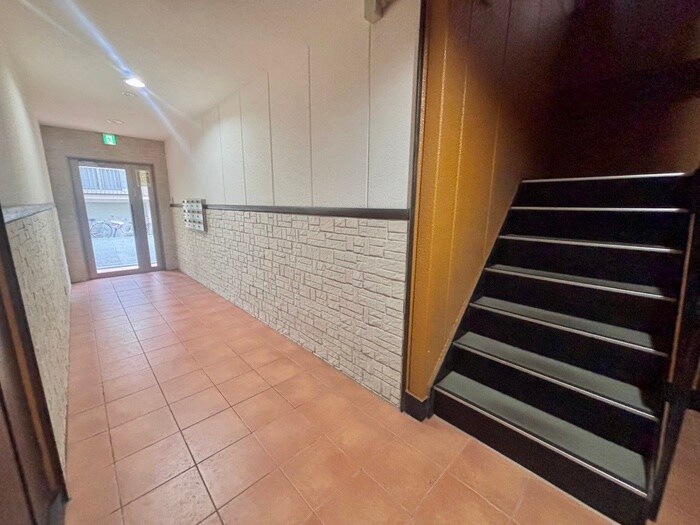 物件外観写真2　(エントランス部分)