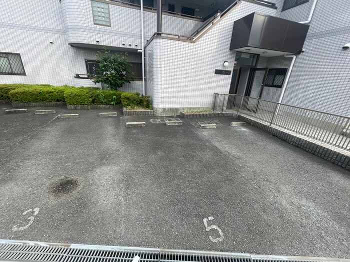 物件外観写真4　(駐車場)