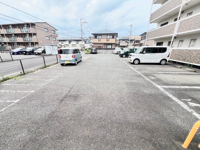 物件外観写真3　(駐車場)