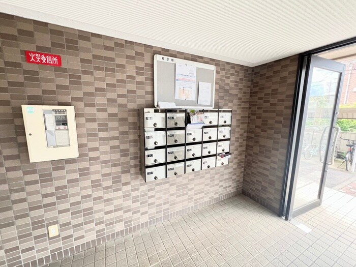 物件外観写真4　(エントランス部分)