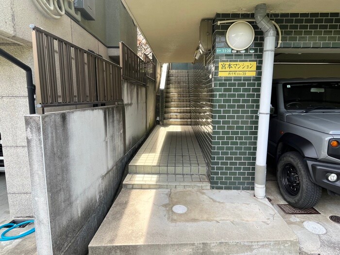 物件外観写真3　(エントランス部分)