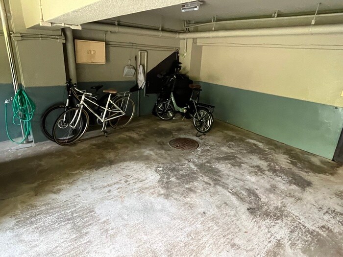 物件外観写真4　(駐輪場)