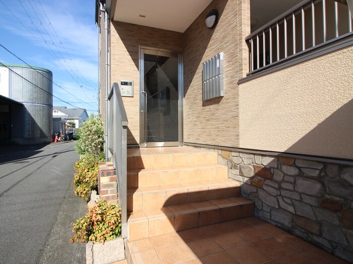 物件外観写真2　(エントランス部分)