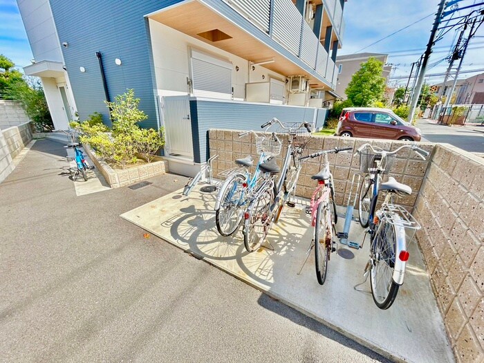 物件外観写真4　(駐輪場)