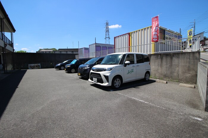 物件外観写真3　(駐車場)
