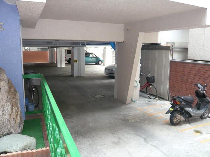 物件外観写真3　(駐車場)