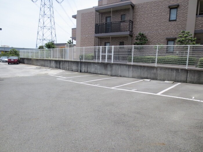 物件外観写真6　(駐車場)