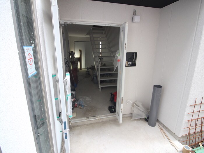 物件外観写真3　(エントランス部分)