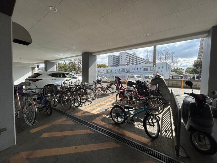 物件外観写真4　(駐輪場)