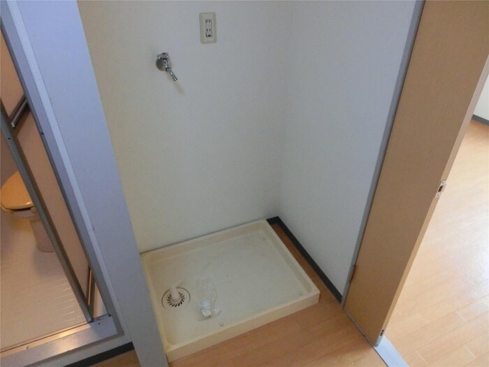 物件内観写真15　(洗濯機置場)