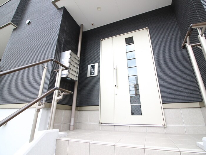 物件外観写真6　(エントランス部分)