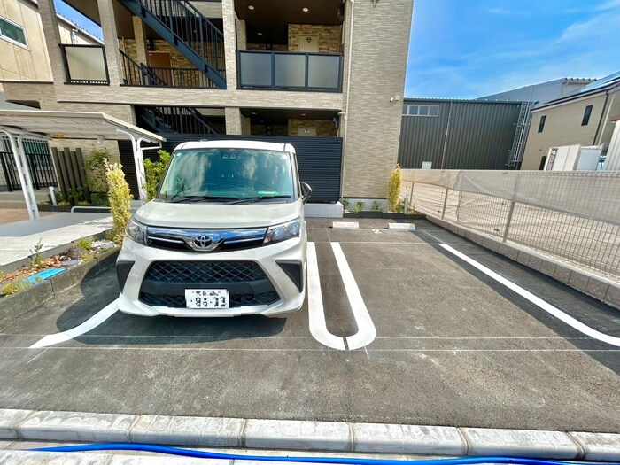 物件外観写真3　(駐車場)