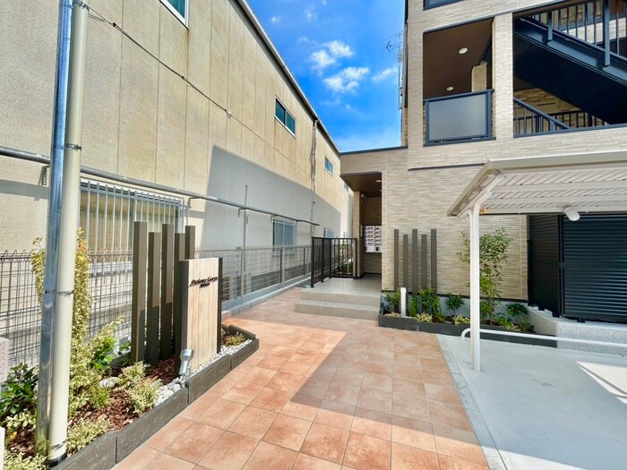 物件外観写真5　(エントランス部分)