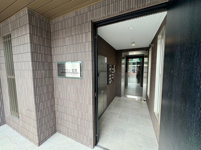 物件外観写真3　(エントランス部分)