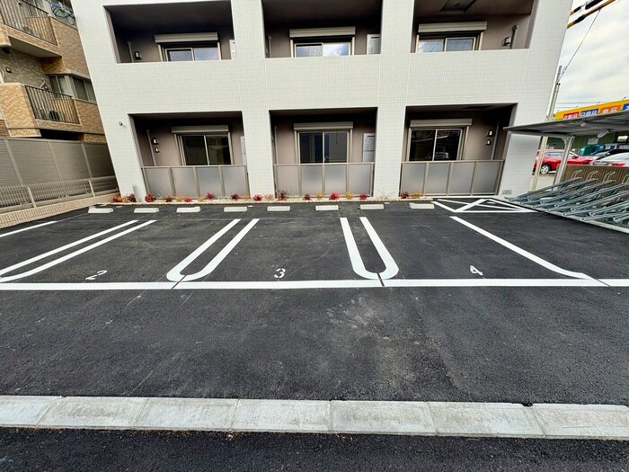 物件外観写真4　(駐車場)