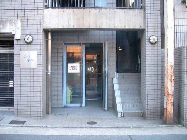 物件外観写真2　(エントランス部分)