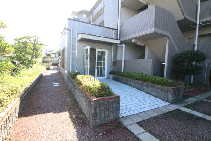 物件外観写真5　(エントランス部分)