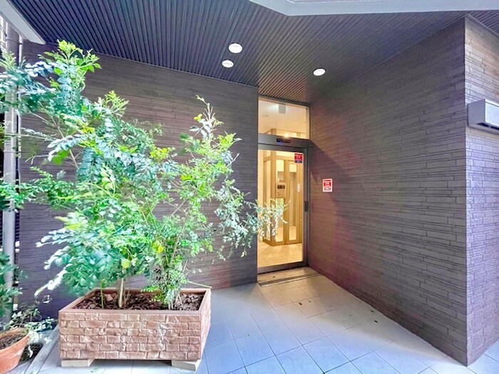 物件外観写真2　(エントランス部分)