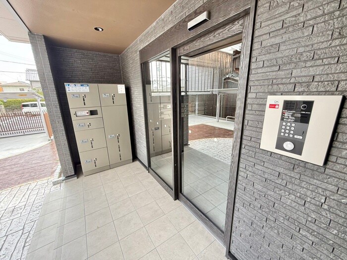 物件外観写真3　(エントランス部分)