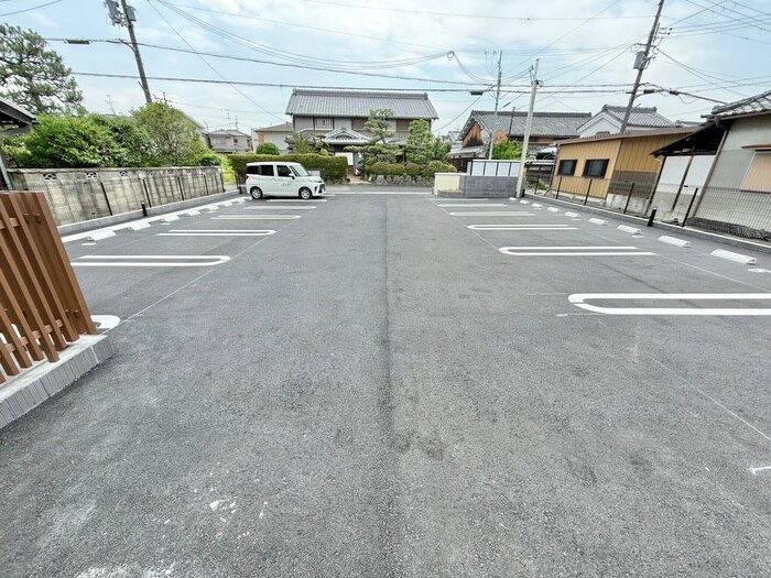 物件外観写真5　(駐車場)