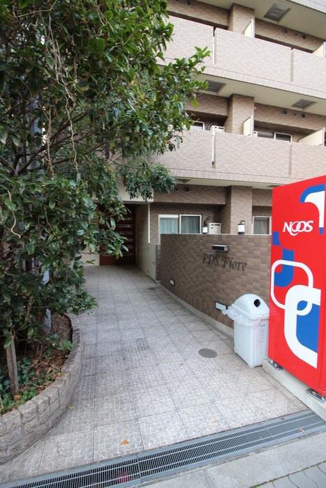 物件外観写真3　(エントランス部分)