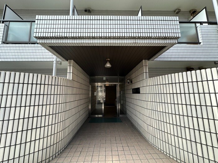物件外観写真3　(エントランス部分)