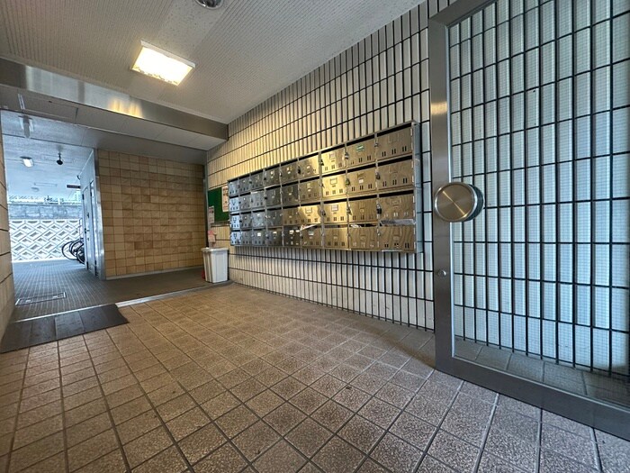 物件外観写真4　(エントランス部分)