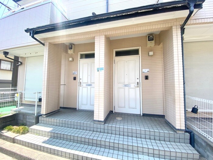 物件外観写真2　(エントランス部分)