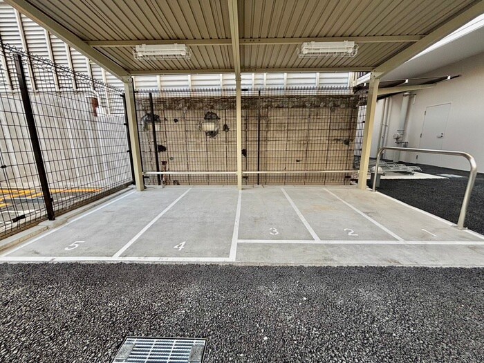 物件外観写真6　(バイク置き場)