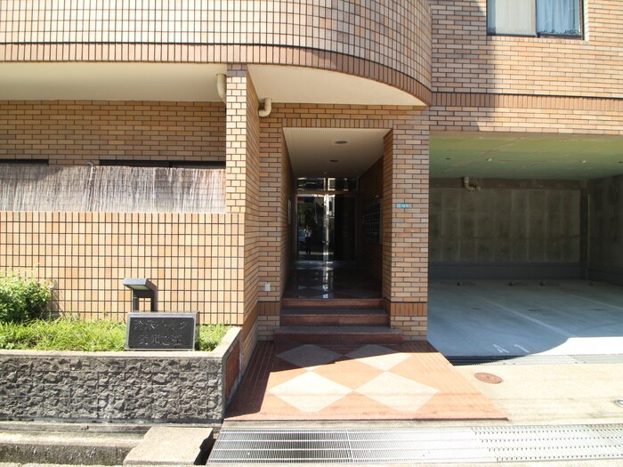 物件外観写真4　(エントランス部分)