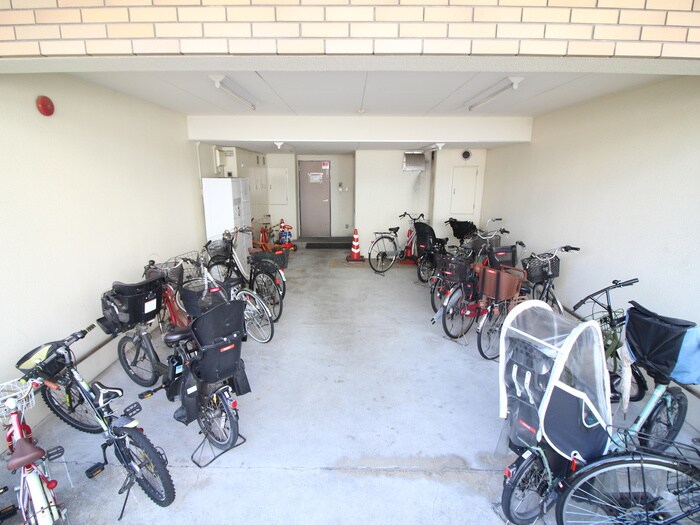 物件外観写真6　(駐輪場)