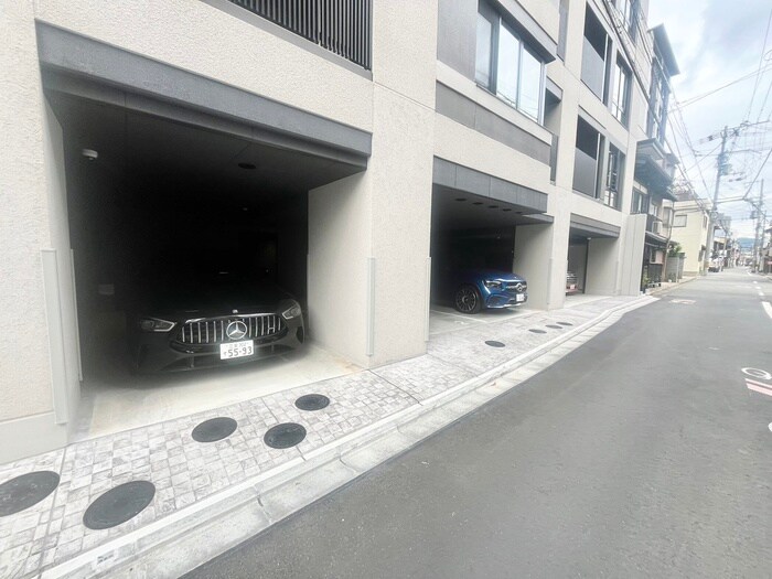 物件外観写真5　(駐車場)