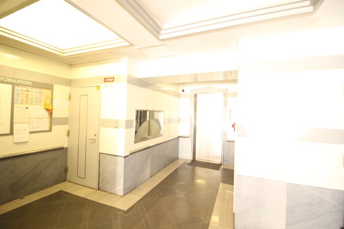 物件外観写真5　(エントランス部分)