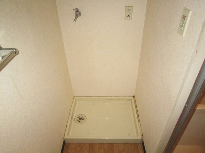 物件内観写真13　(洗濯機置場)