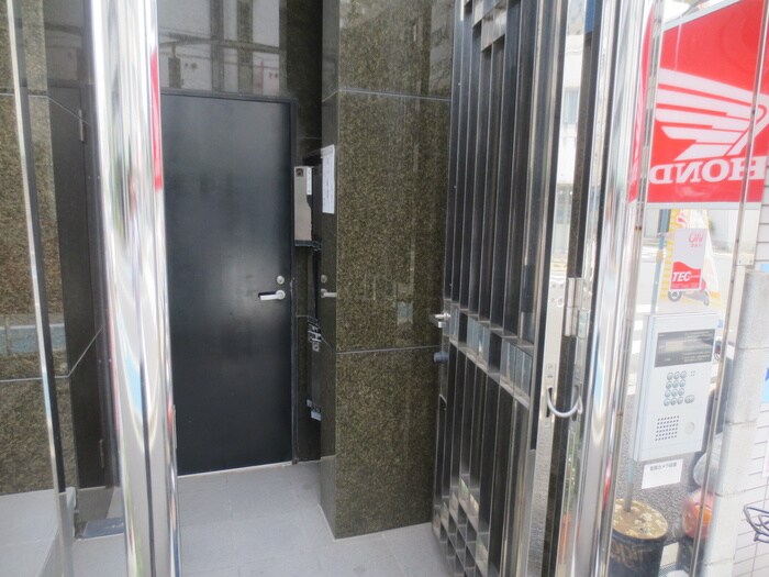 物件外観写真3　(エントランス部分)