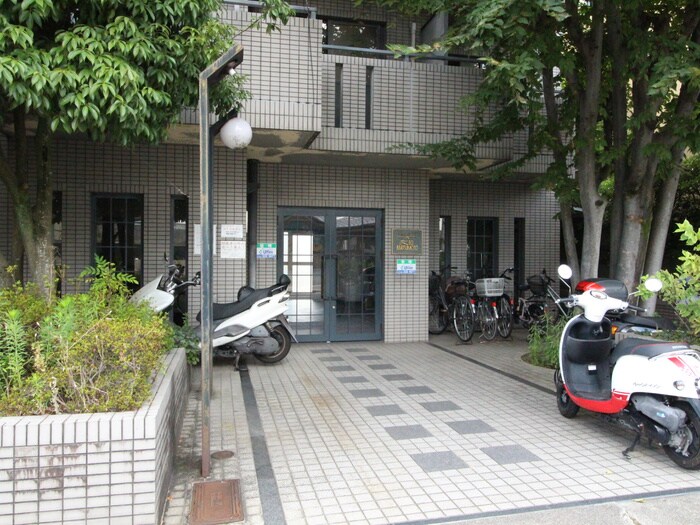 物件外観写真3　(エントランス部分)