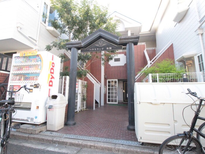 物件外観写真2　(エントランス部分)