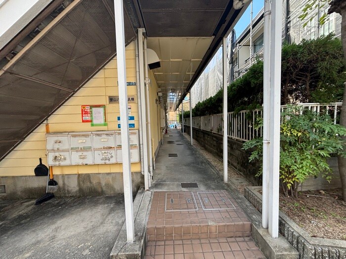 物件外観写真2　(エントランス部分)