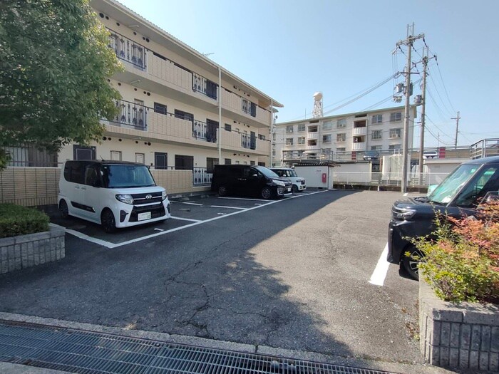物件外観写真5　(駐車場)