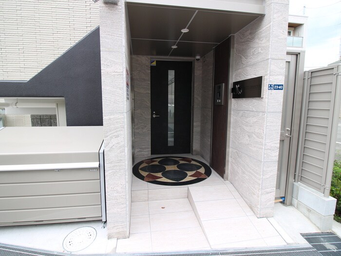 物件外観写真2　(エントランス部分)