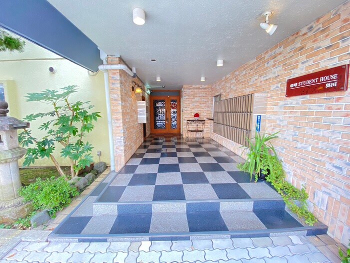 物件外観写真2　(エントランス部分)